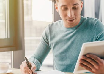 Jovem estudando com tablet - Créditos: depositphotos.com / AllaSerebrina