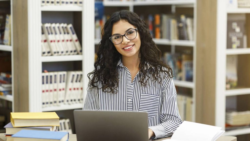 Jovem estudando - Créditos: depositphotos.com / Milkos