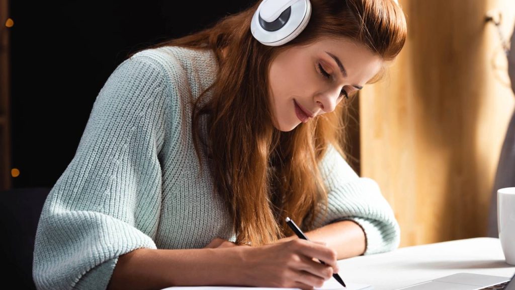 Jovem estudando - Créditos: depositphotos.com / HayDmitriy