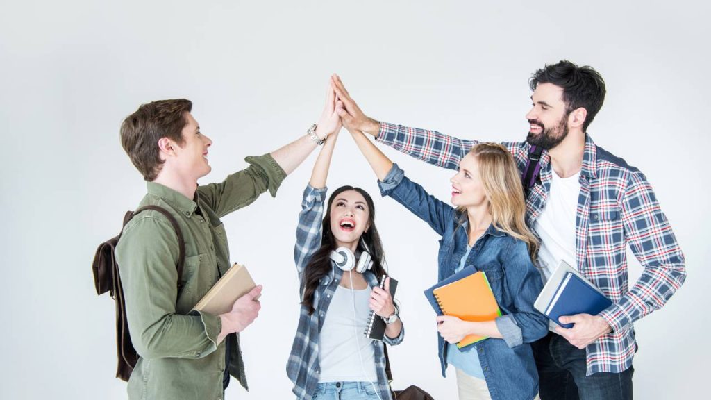 Jovens batendo nas mãos - Créditos: depositphotos.com / IgorTishenko