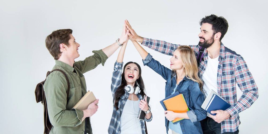 Jovens batendo nas mãos - Créditos: depositphotos.com / IgorTishenko