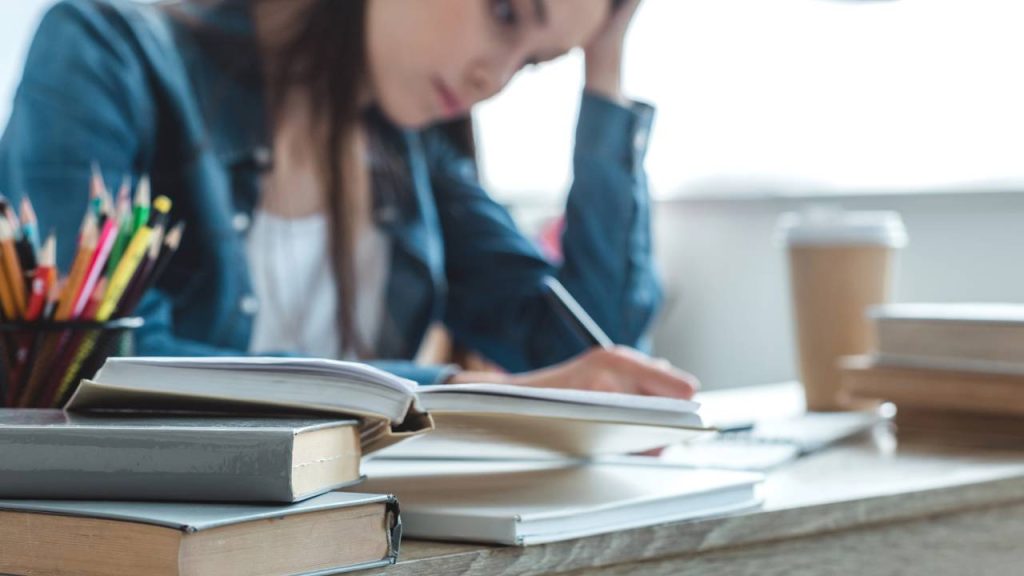 Jovem estudando - Créditos: depositphotos.com / AndrewLozovyi
