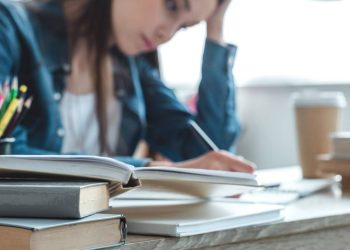 Jovem estudando - Créditos: depositphotos.com / AndrewLozovyi