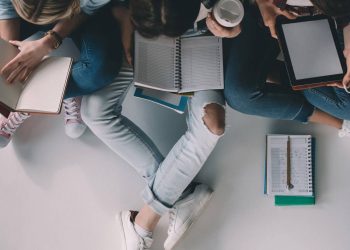 Estudantes com livros abertos - Créditos: depositphotos.com / ArturVerkhovetskiy