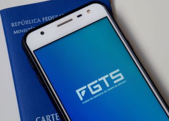 Aplicativo do FGTS e Carteira de Trabalho (Créditos: depositphotos.com / BrendaRochaBlossom)
