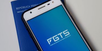 Aplicativo do FGTS e Carteira de Trabalho (Créditos: depositphotos.com / BrendaRochaBlossom)