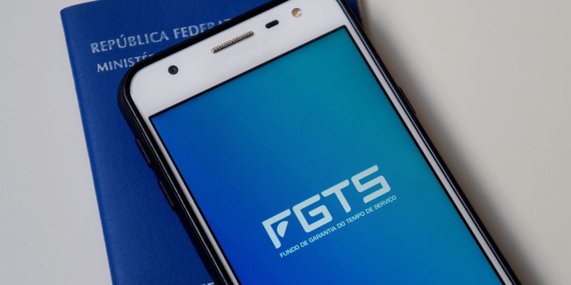 Aplicativo do FGTS e Carteira de Trabalho (Créditos: depositphotos.com / BrendaRochaBlossom)