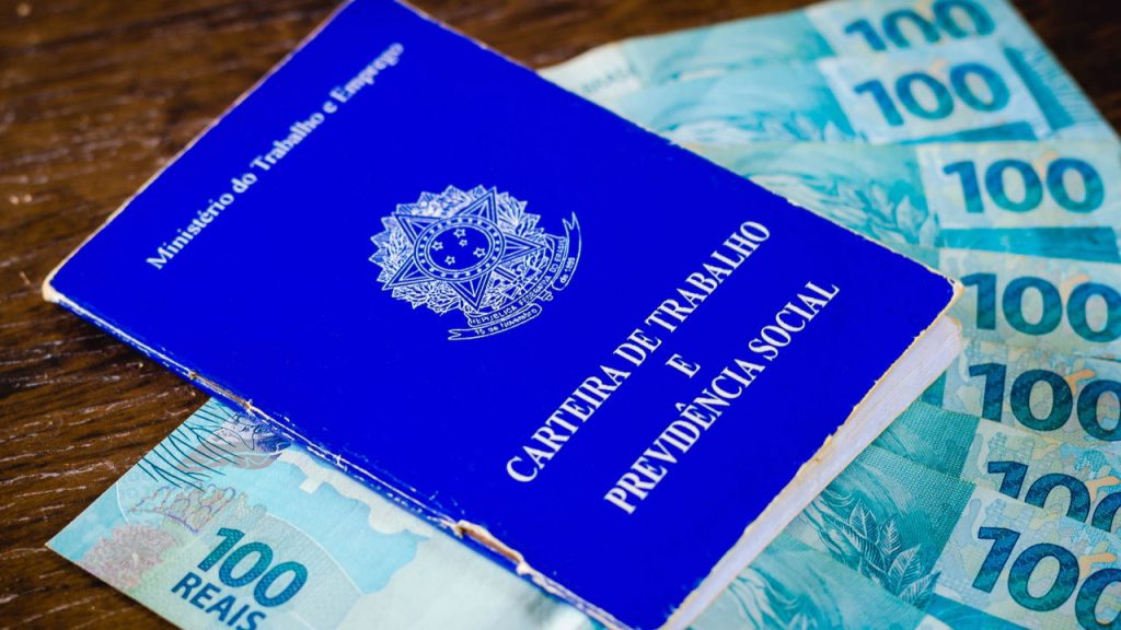 Carteira de Trabalho e dinheiro – Créditos: depositphotos.com / rafapress