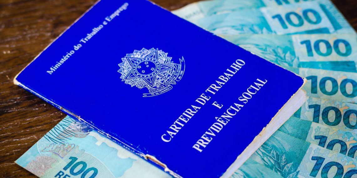 Carteira de Trabalho e dinheiro – Créditos: depositphotos.com / rafapress