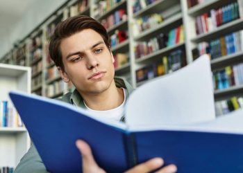 Foco nos estudos - Créditos: depositphotos.com / IgorVetushko