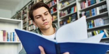 Foco nos estudos - Créditos: depositphotos.com / IgorVetushko