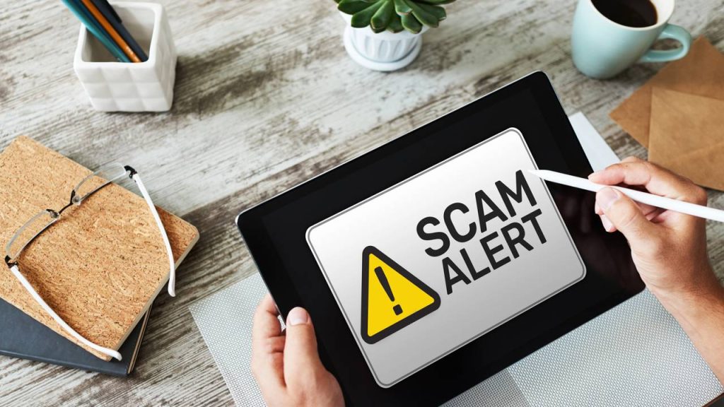 Alerta de scam no tablet - Créditos: depositphotos.com / WrightStudio