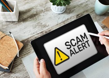 Alerta de scam no tablet - Créditos: depositphotos.com / WrightStudio