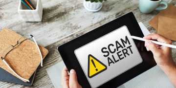 Alerta de scam no tablet - Créditos: depositphotos.com / WrightStudio