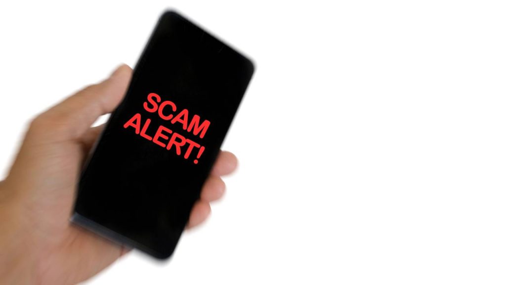Alerta de scam no smartphone - Créditos: depositphotos.com / silver_wings