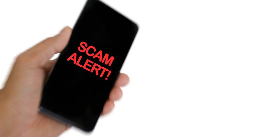 Alerta de scam no smartphone - Créditos: depositphotos.com / silver_wings