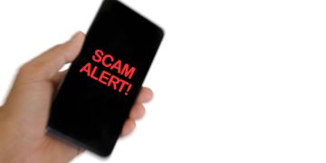 Alerta de scam no smartphone - Créditos: depositphotos.com / silver_wings