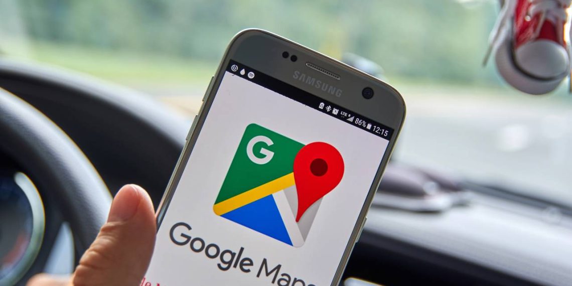 Usuário usando Google Maps offline no celular.- Créditos: depositphotos.com / dennizn