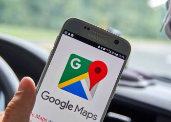 Usuário usando Google Maps offline no celular.- Créditos: depositphotos.com / dennizn