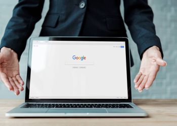 Laptop com aba do Google aberta - Créditos: depositphotos.com / IgorVetushko