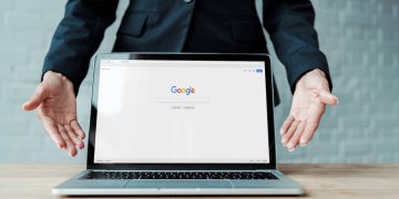 Laptop com aba do Google aberta - Créditos: depositphotos.com / IgorVetushko