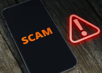 Celular com alerta de scam - Créditos: depositphotos.com / meshcube