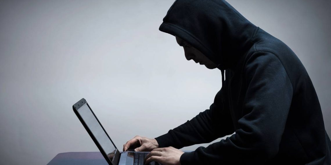 Hacker no laptop - Créditos: depositphotos.com / 5nikolas5
