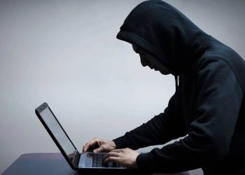 Hacker no laptop - Créditos: depositphotos.com / 5nikolas5