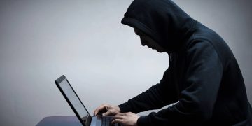 Hacker no laptop - Créditos: depositphotos.com / 5nikolas5