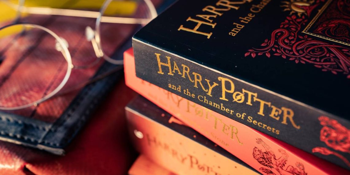 Livro Harry Potter - Créditos: depositphotos.com / wachiwit