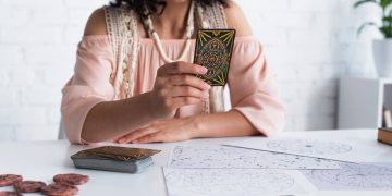 Astróloga com cartas de tarô - Créditos: depositphotos.com / IgorVetushko