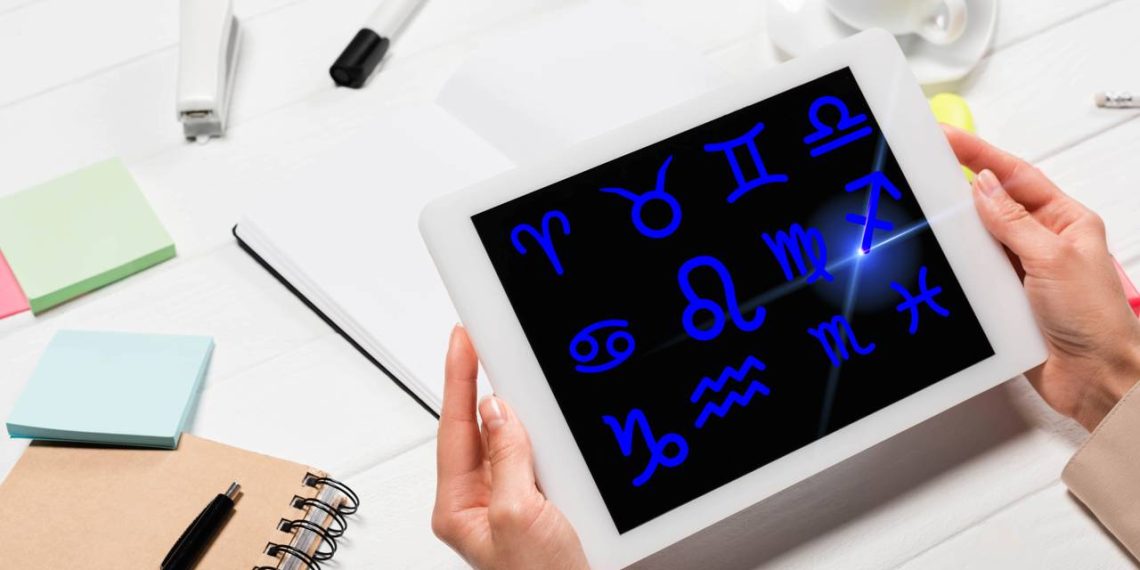 Tablet com símbolos dos signos - Créditos: depositphotos.com / HayDmitriy