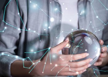 Astrólogo com bola de cristal - Créditos: depositphotos.com / AndrewLozovyi