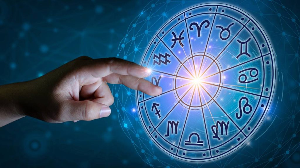 Mão apontando para signos do zodíaco - Créditos: depositphotos.com / sarayut