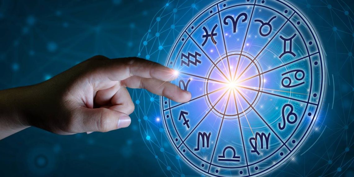 Mão apontando para signos do zodíaco - Créditos: depositphotos.com / sarayut