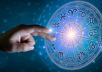 Mão apontando para signos do zodíaco - Créditos: depositphotos.com / sarayut