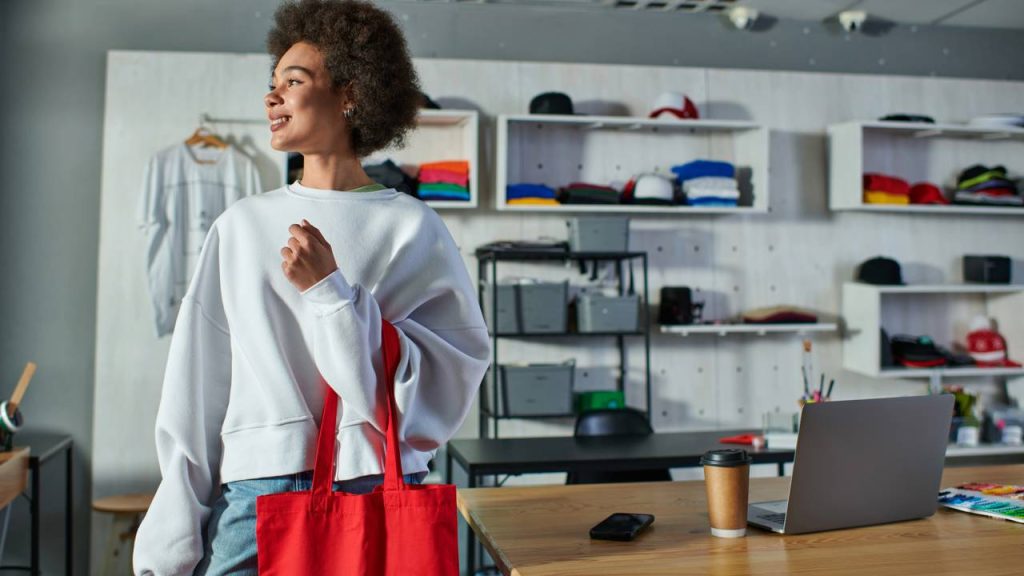 Jovem fazendo compras sozinha - Créditos: depositphotos.com / HayDmitriy