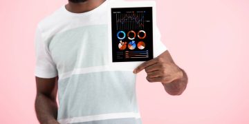 Homem segurando tablet com infográfico aberto - Créditos: depositphotos.com / VitalikRadko