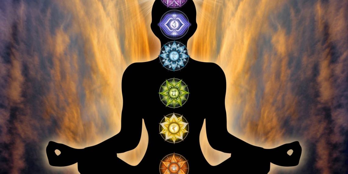 Silhueta de meditação e símbolos do zodíaco - Créditos: depositphotos.com / martesign