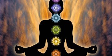 Silhueta de meditação e símbolos do zodíaco - Créditos: depositphotos.com / martesign