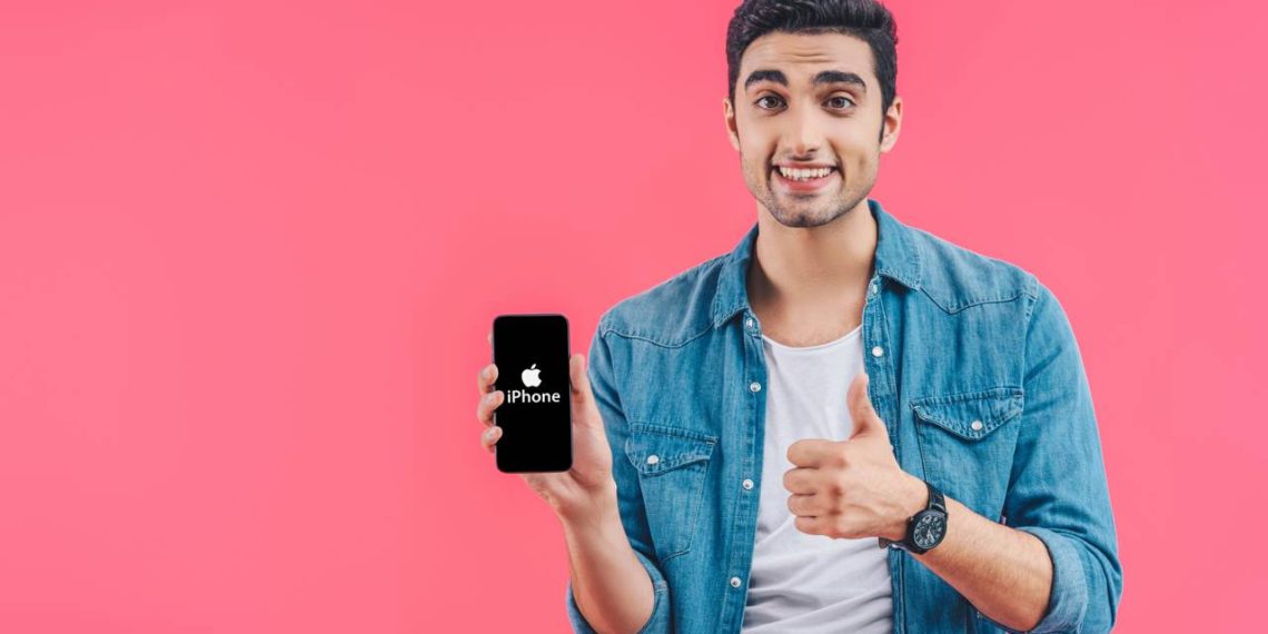 Homem segurando iPhone - Créditos: depositphotos.com / VitalikRadko