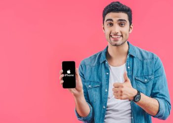 Homem segurando iPhone - Créditos: depositphotos.com / VitalikRadko