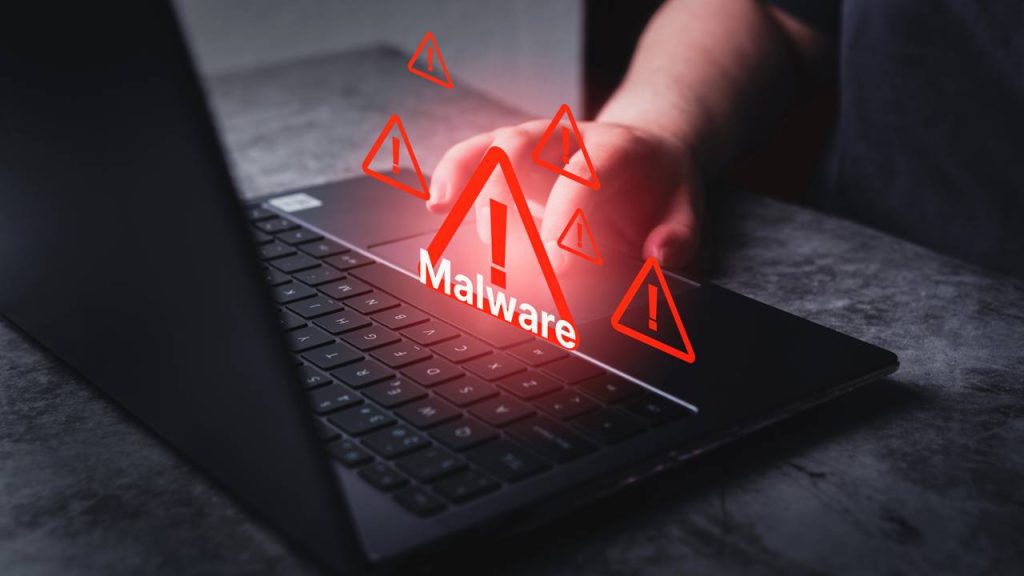 Laptop com malware - Créditos: depositphotos.com / uveelena