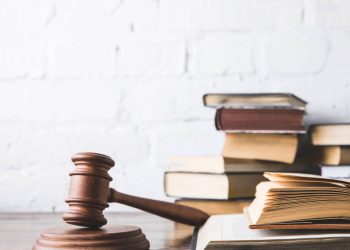 Estudar legislação - Créditos: depositphotos.com / AntonMatyukha