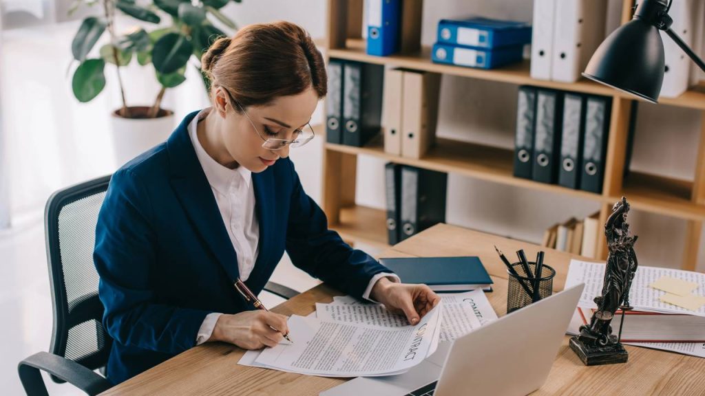 Estudante de direito - Créditos: depositphotos.com / VitalikRadko