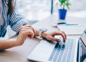 Mulher usando laptop - Créditos: depositphotos.com / GaudiLab