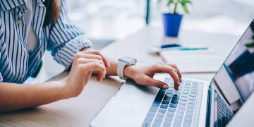 Mulher usando laptop - Créditos: depositphotos.com / GaudiLab