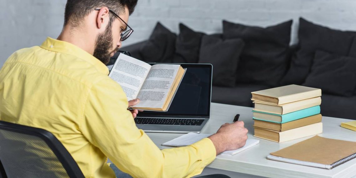 Homem estudando - Créditos: depositphotos.com / EdZbarzhyvetsky