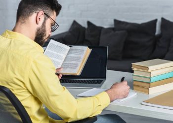 Homem estudando - Créditos: depositphotos.com / EdZbarzhyvetsky