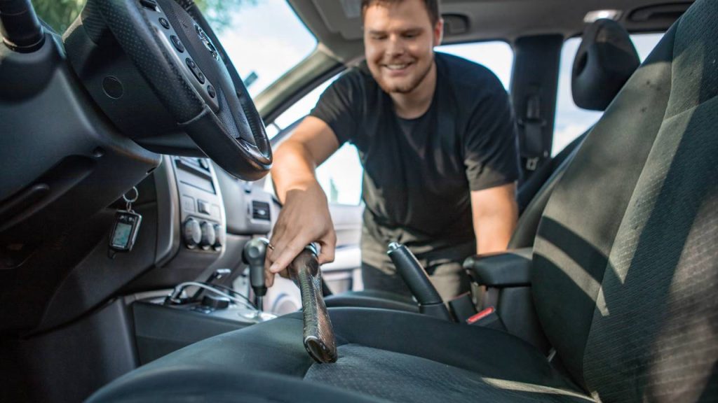 Limpar interior do veículo - Créditos: depositphotos.com / Vera_Petrunina